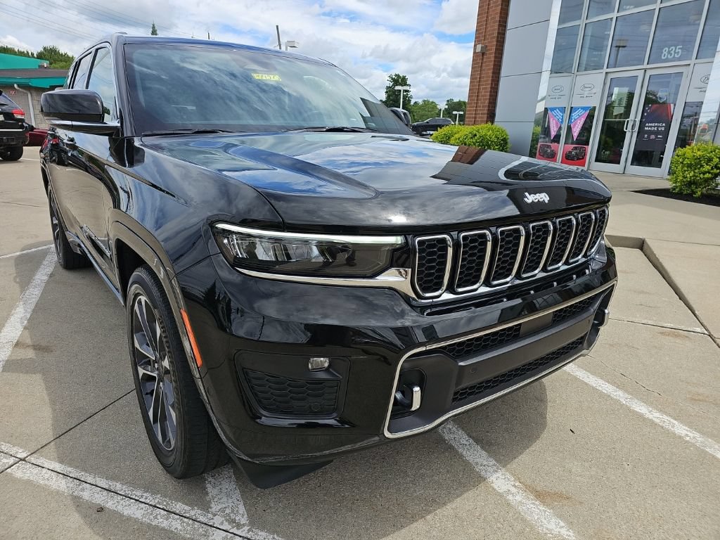 Certified 2024 Jeep Grand Cherokee Overland w/ Luxury Tech Group IV AWD/4WD image 4