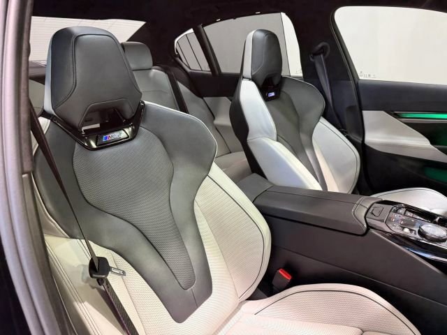 Used 2025 BMW M5 w/ Executive Package image 28
