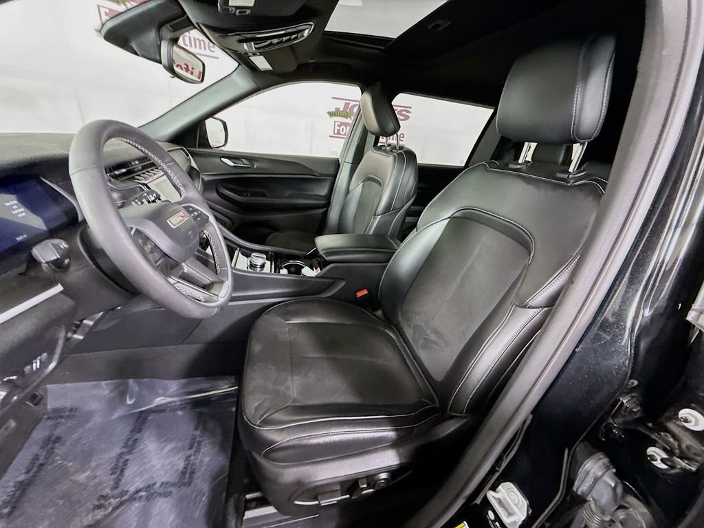 Used 2023 Jeep Grand Cherokee L Laredo AWD/4WD image 26