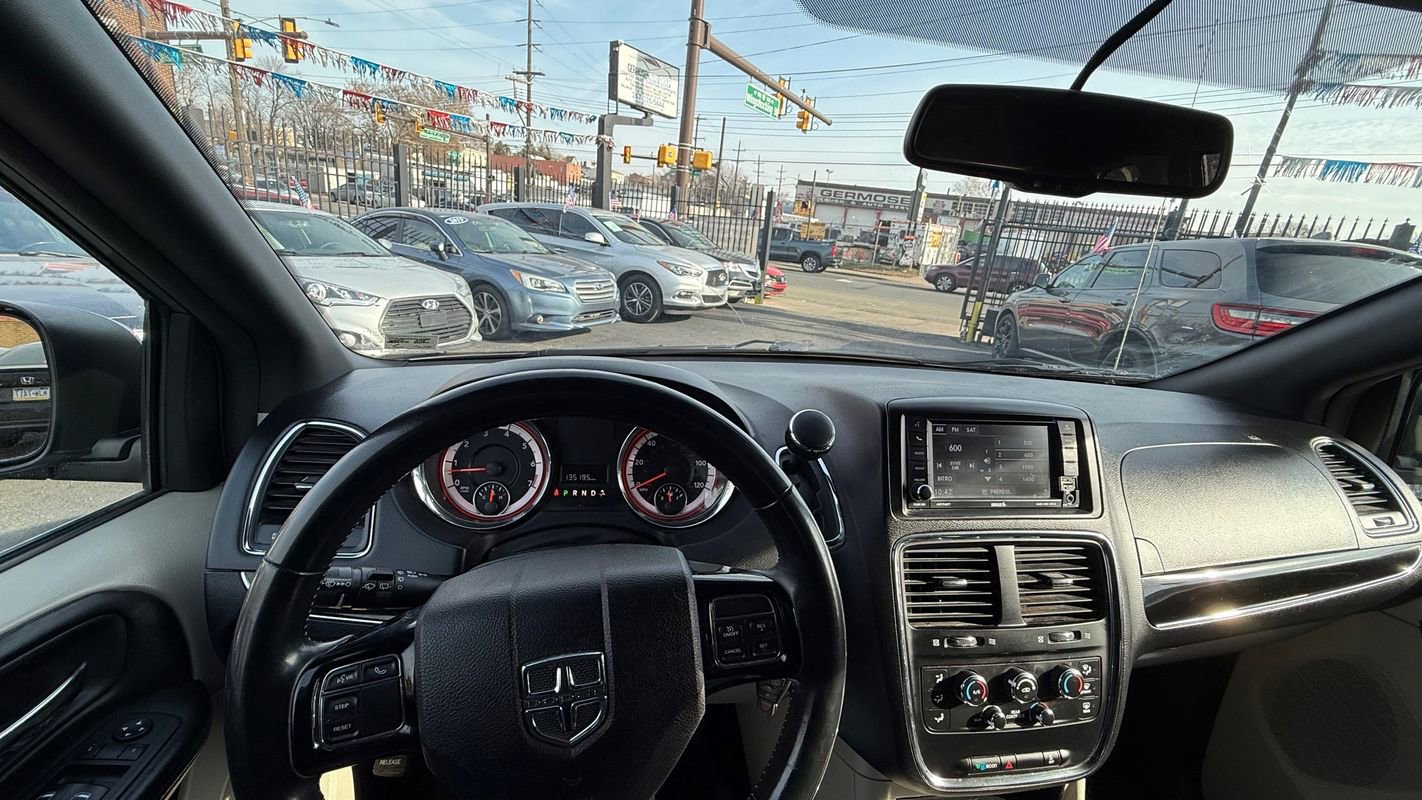 Used 2018 Dodge Grand Caravan SXT FWD image 14