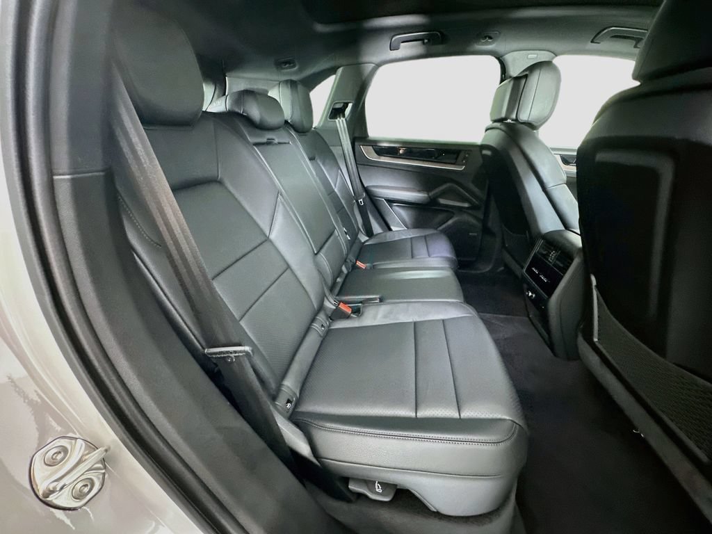 Certified 2024 Porsche Cayenne AWD/4WD image 29