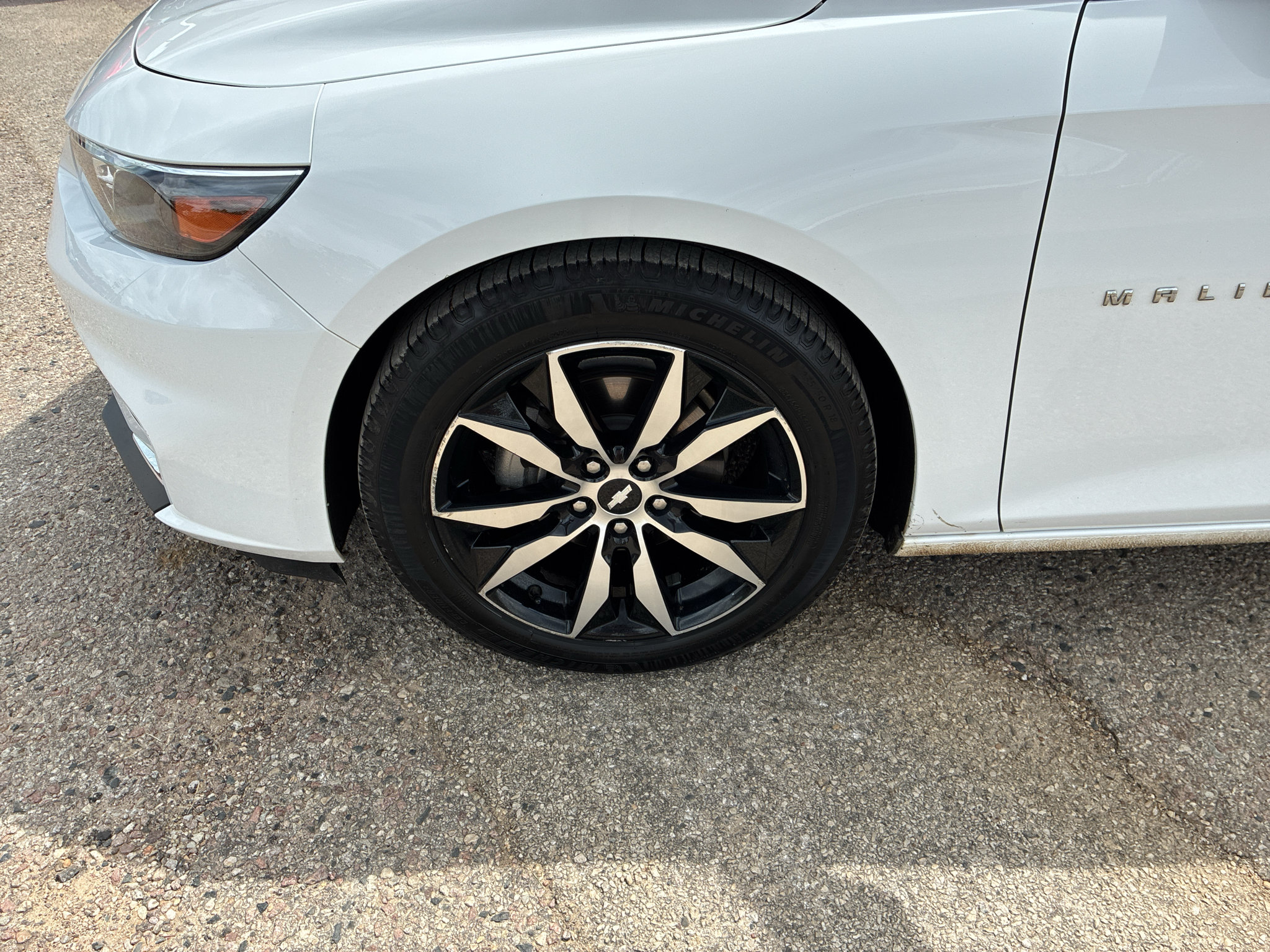 Used 2018 Chevrolet Malibu LT FWD image 3