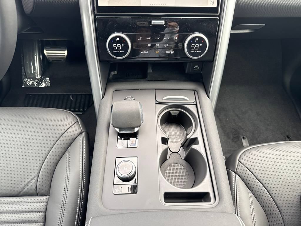 Used 2025 Land Rover Discovery Dynamic SE image 26