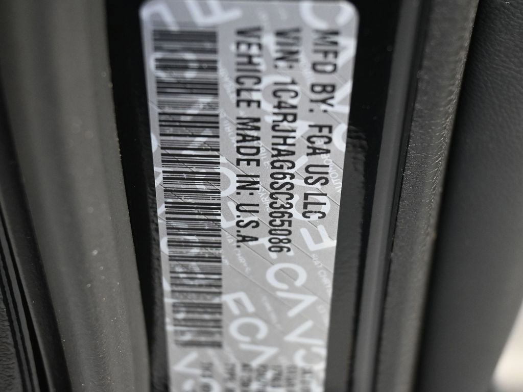 Used 2025 Jeep Grand Cherokee Laredo AWD/4WD image 17