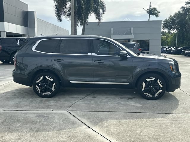 Certified 2023 Kia Telluride EX w/ EX Captain's Chair Package FWD image 6