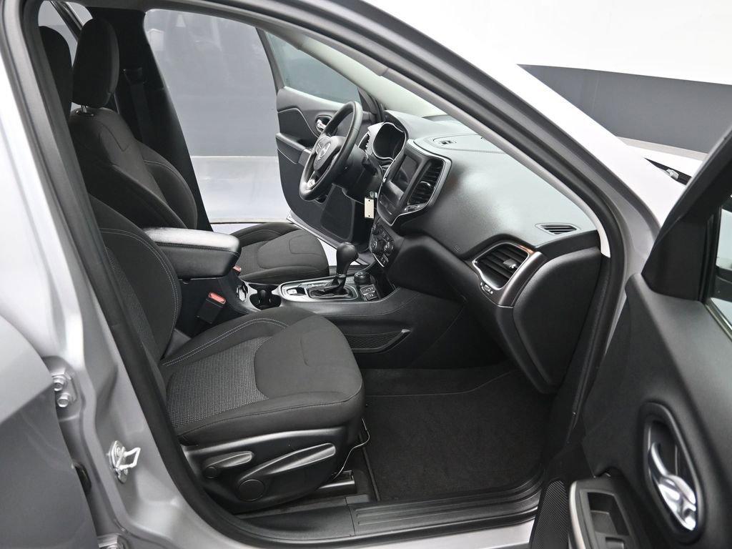 Used 2019 Jeep Cherokee Latitude w/ Popular Appearance Group AWD/4WD image 30