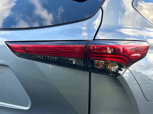 Used 2022 Toyota Highlander XLE AWD/4WD image 11