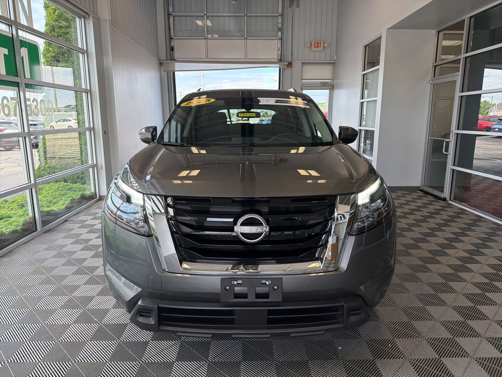 Used 2025 Nissan Pathfinder SV FWD image 2