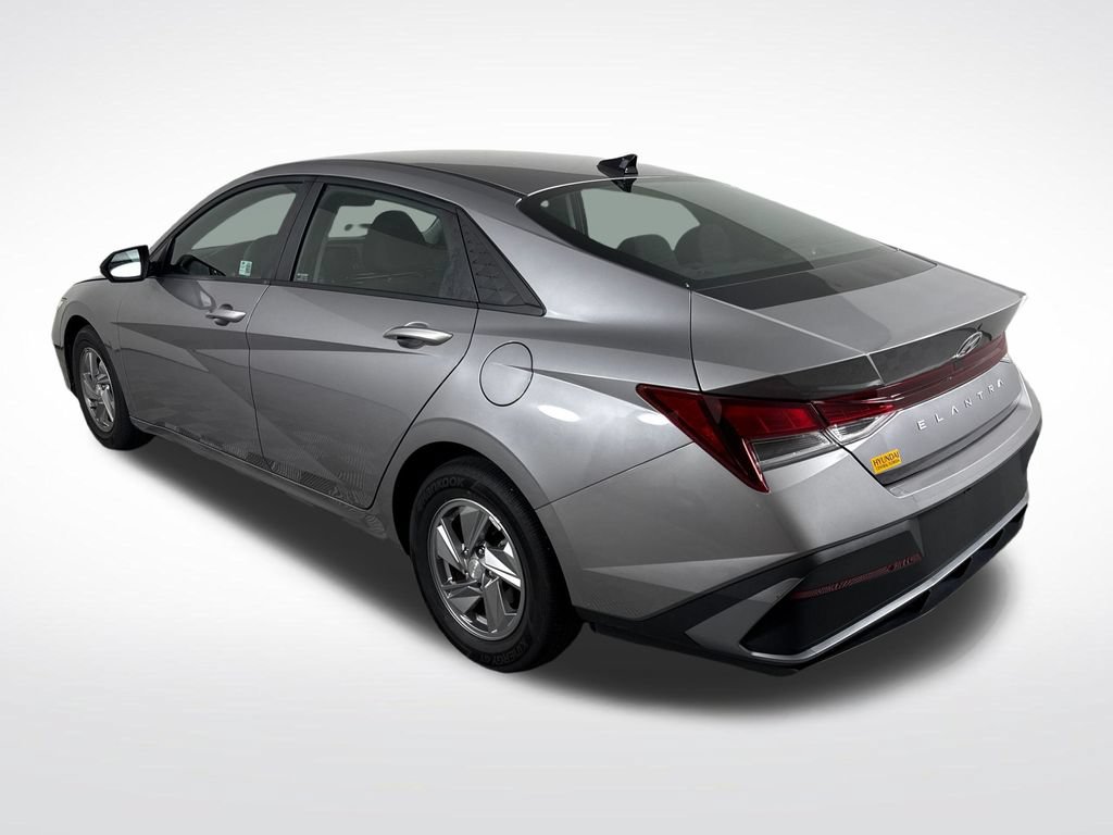 Certified 2024 Hyundai Elantra SE FWD image 6