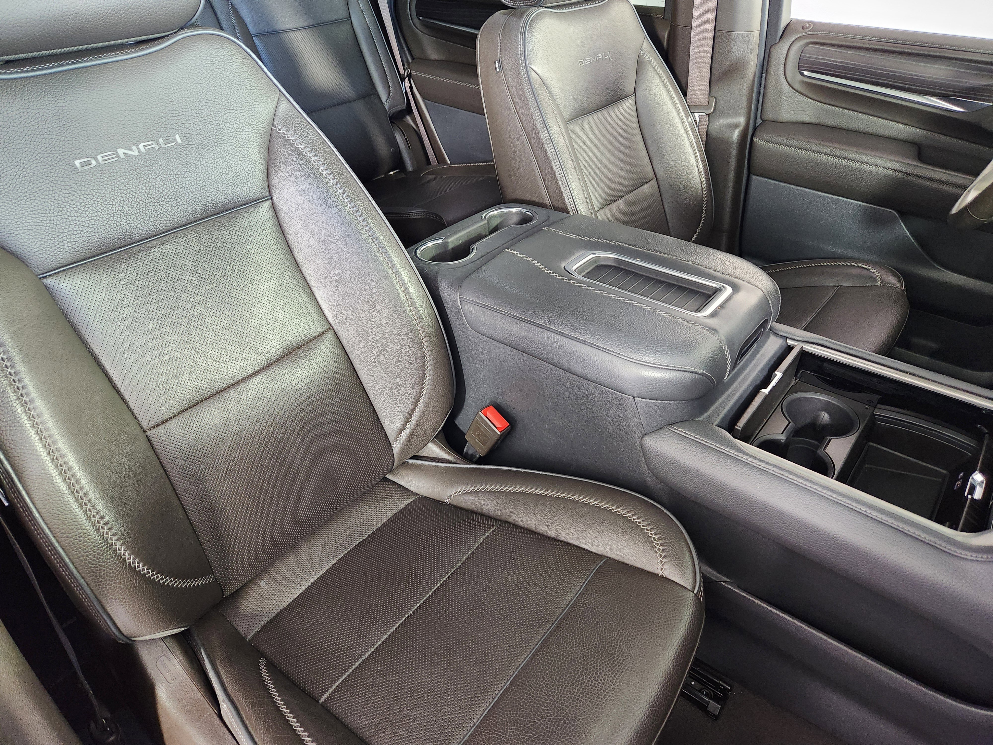 Used 2021 GMC Yukon Denali w/ Denali Premium Package image 10