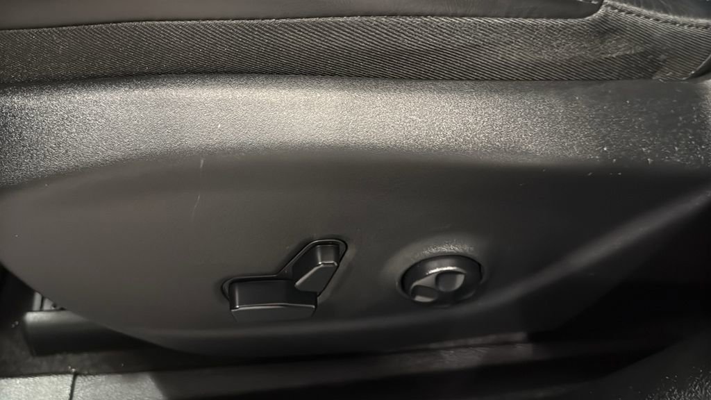 Used 2019 Jeep Cherokee Limited image 24