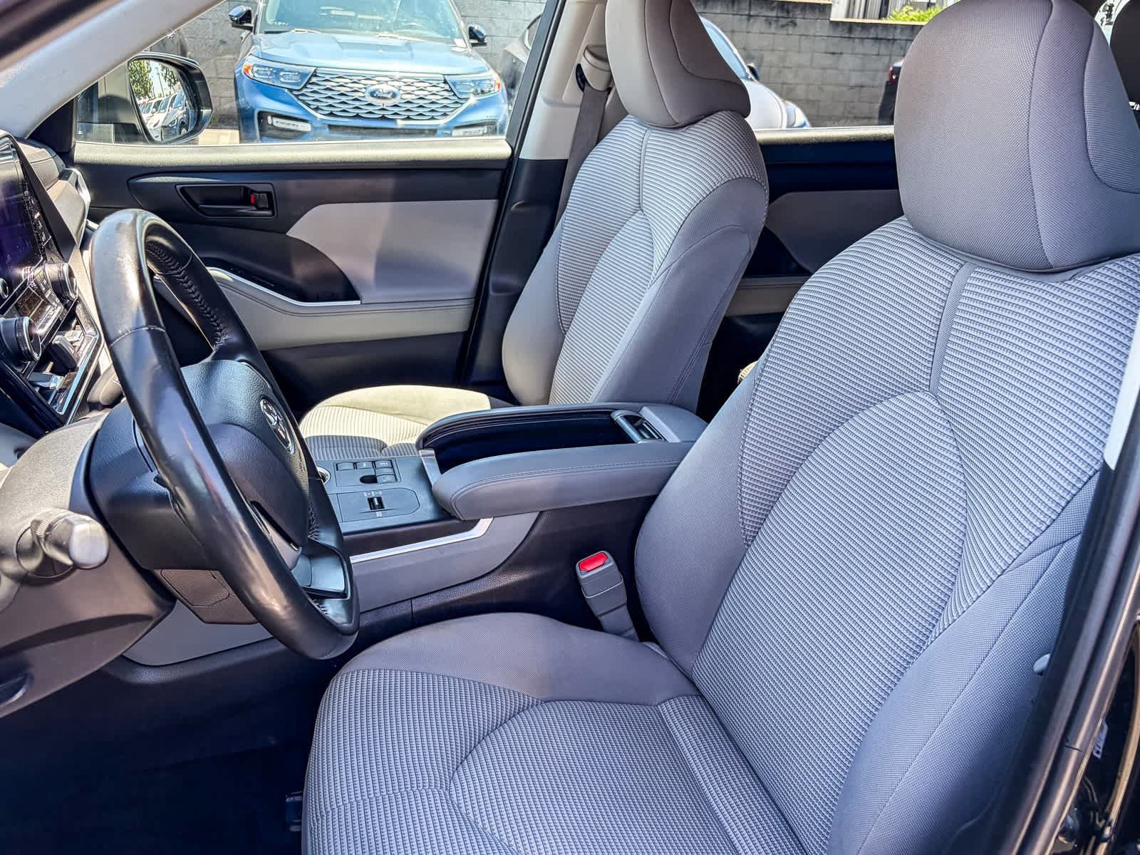 Used 2024 Toyota Highlander LE FWD image 16