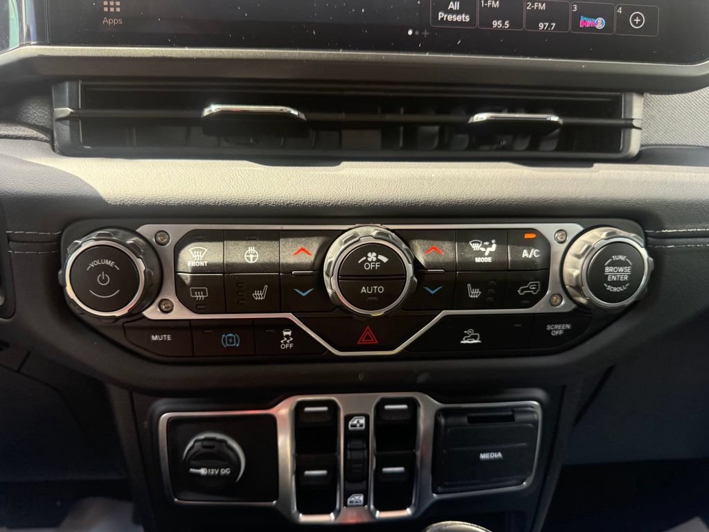 Used 2025 Jeep Wrangler Unlimited Sahara AWD/4WD image 28