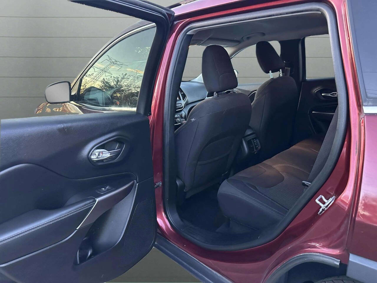 Used 2019 Jeep Cherokee Latitude w/ Popular Appearance Group FWD image 16