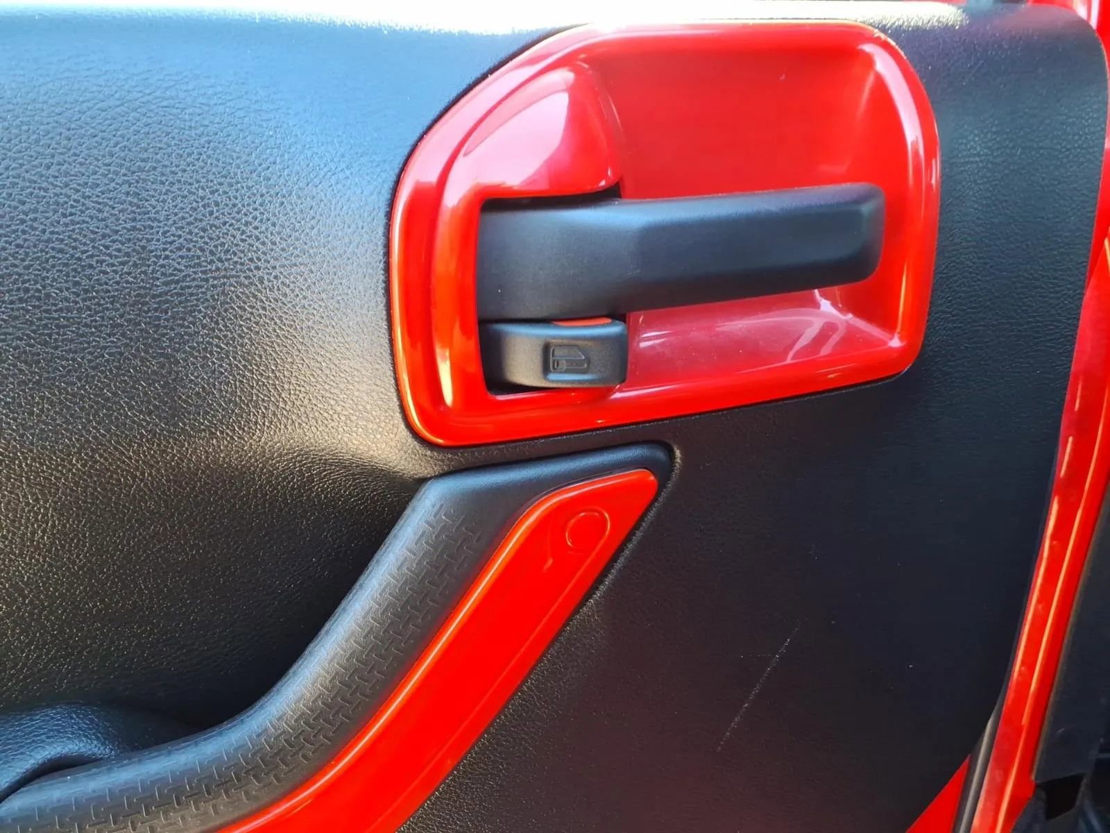 Used 2016 Jeep Wrangler Unlimited Sahara w/ Connectivity Group image 19