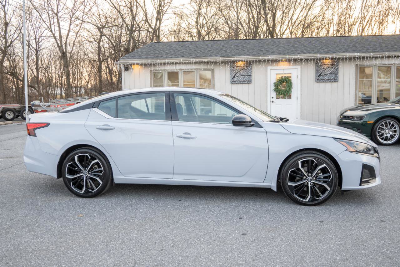 Used 2023 Nissan Altima 2.5 SR w/ SR Premium Package image 12