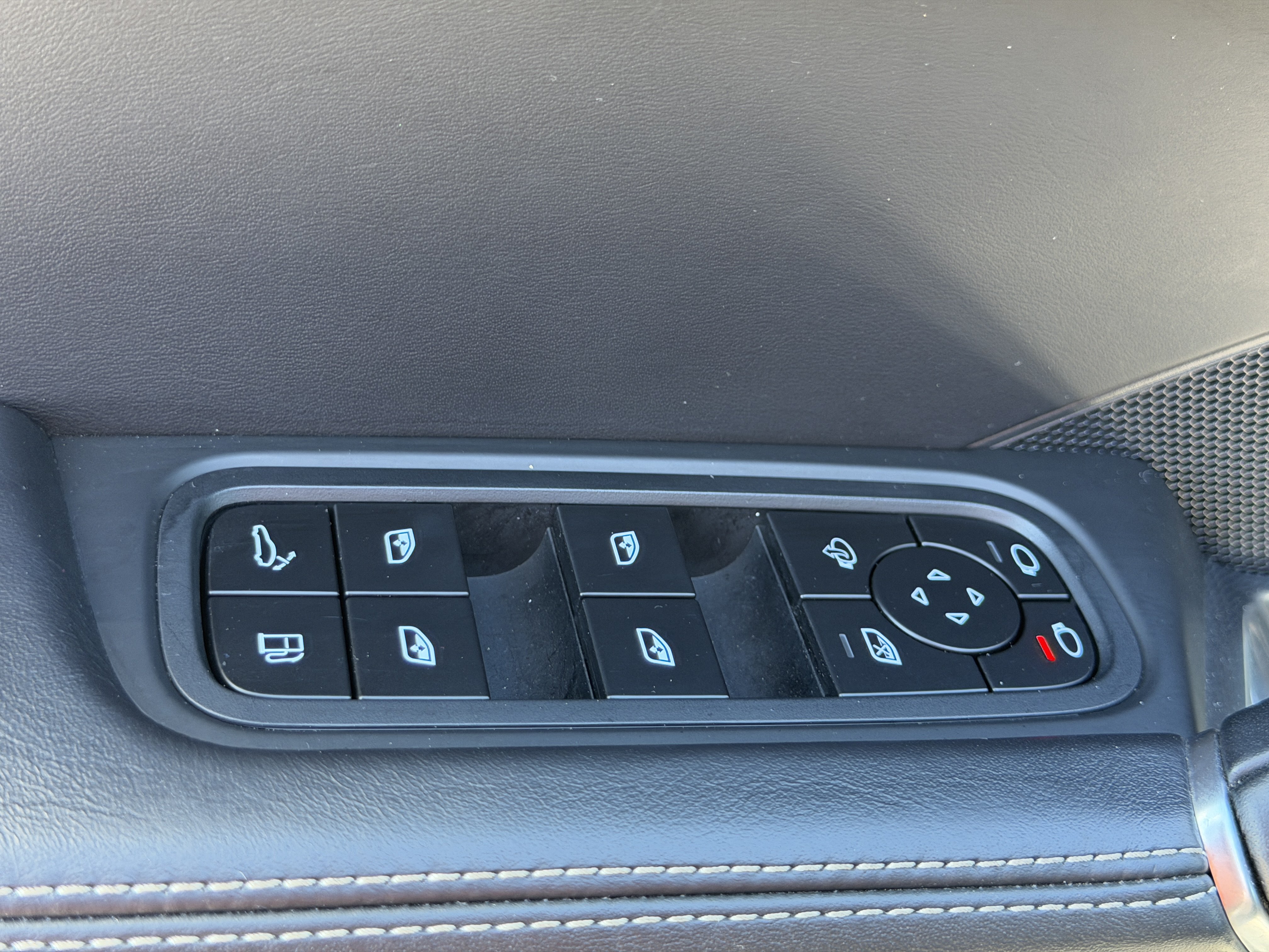Certified 2022 Porsche Cayenne Turbo S AWD/4WD image 25
