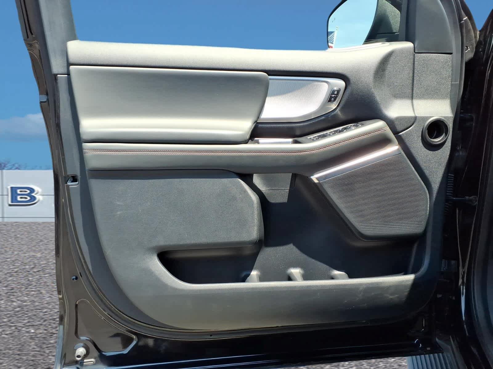 Used 2025 Ford Expedition Active AWD/4WD image 12
