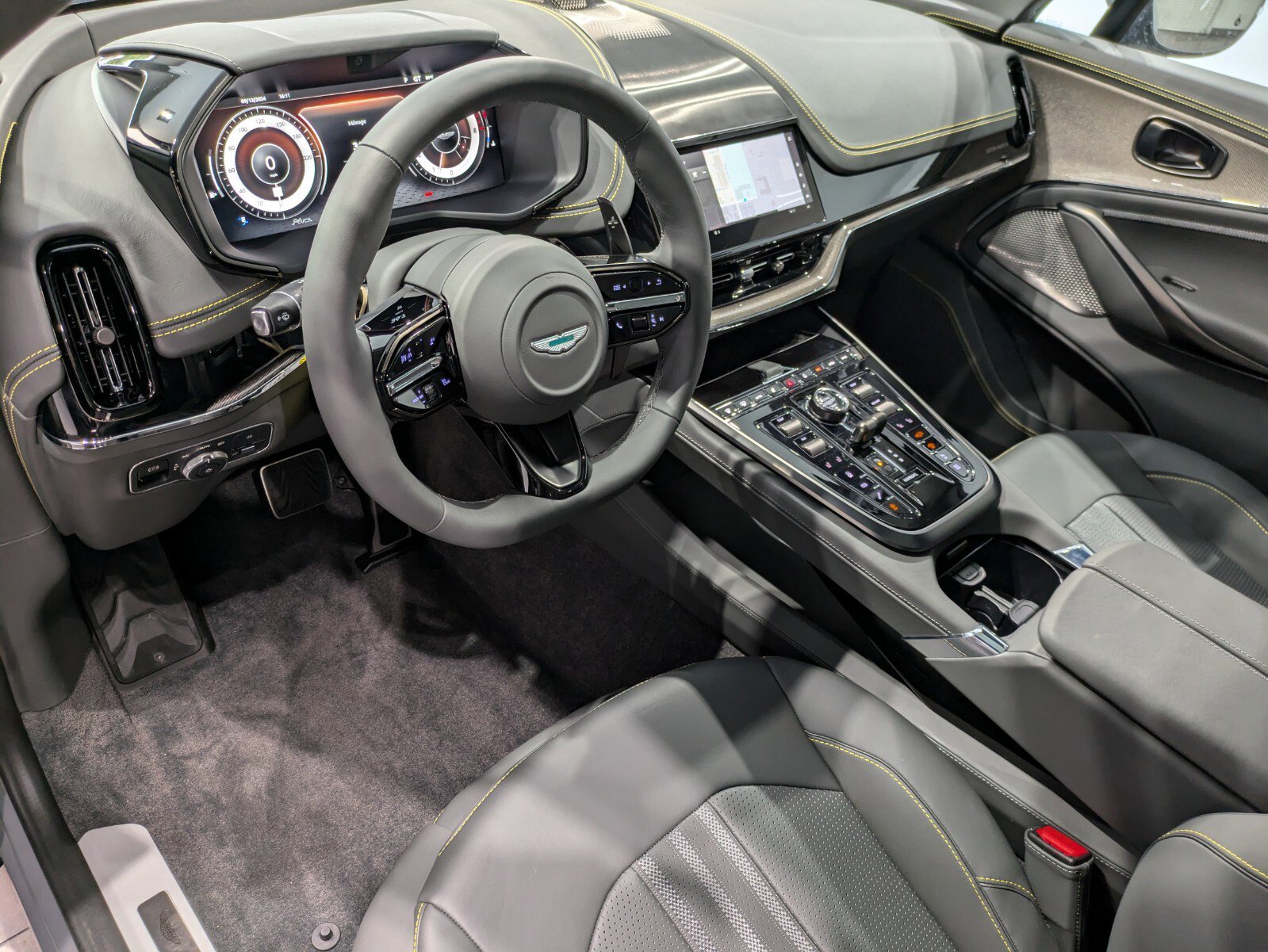 Used 2025 Aston Martin DBX 707 image 3