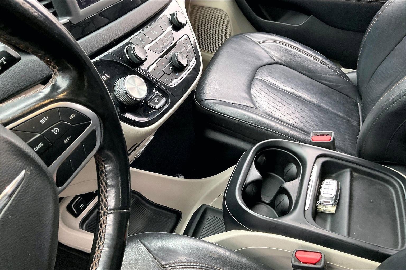 Used 2019 Chrysler Pacifica Touring-L image 14