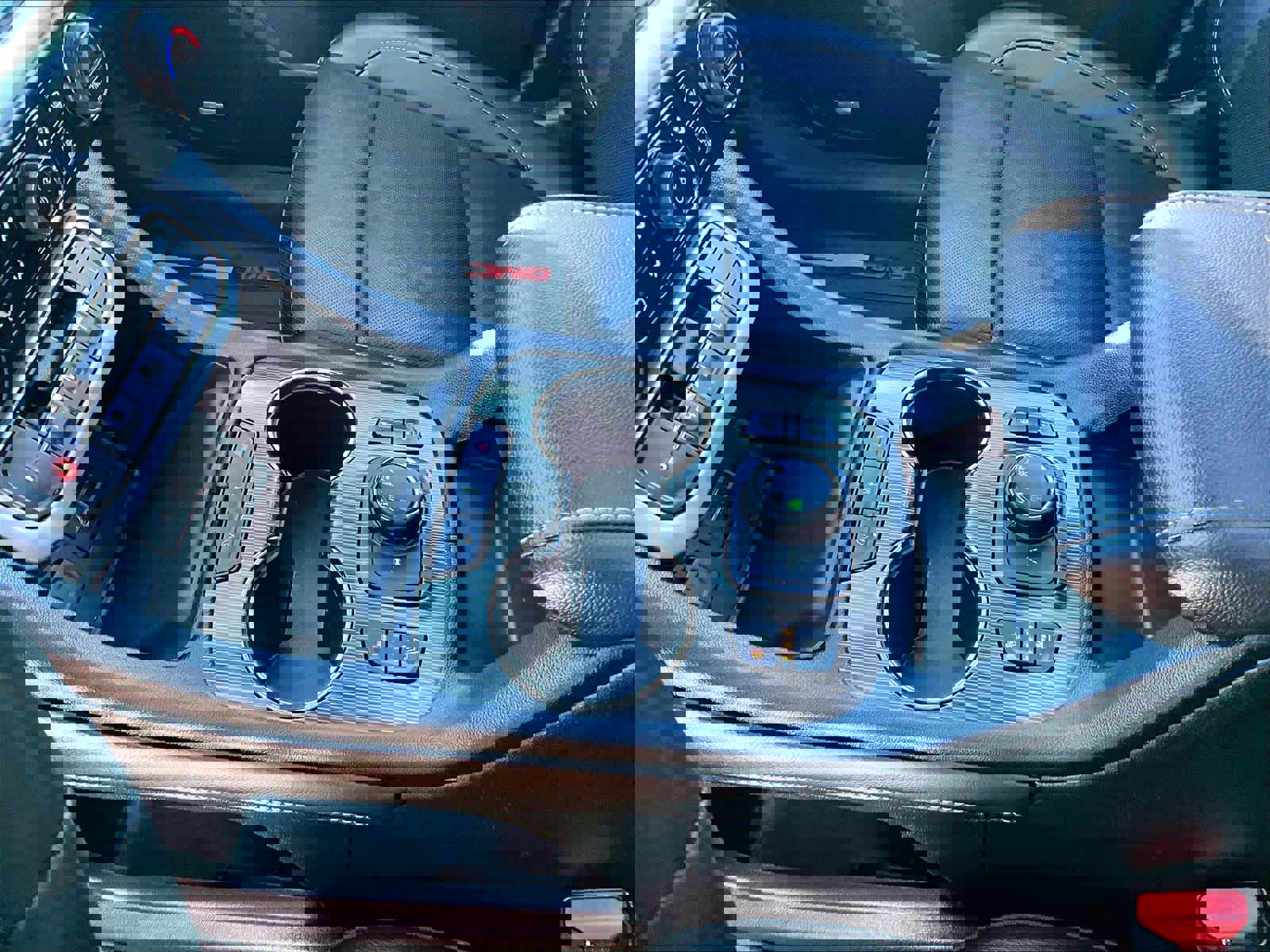 Used 2023 GMC Acadia SLT w/ Elevation Edition image 20