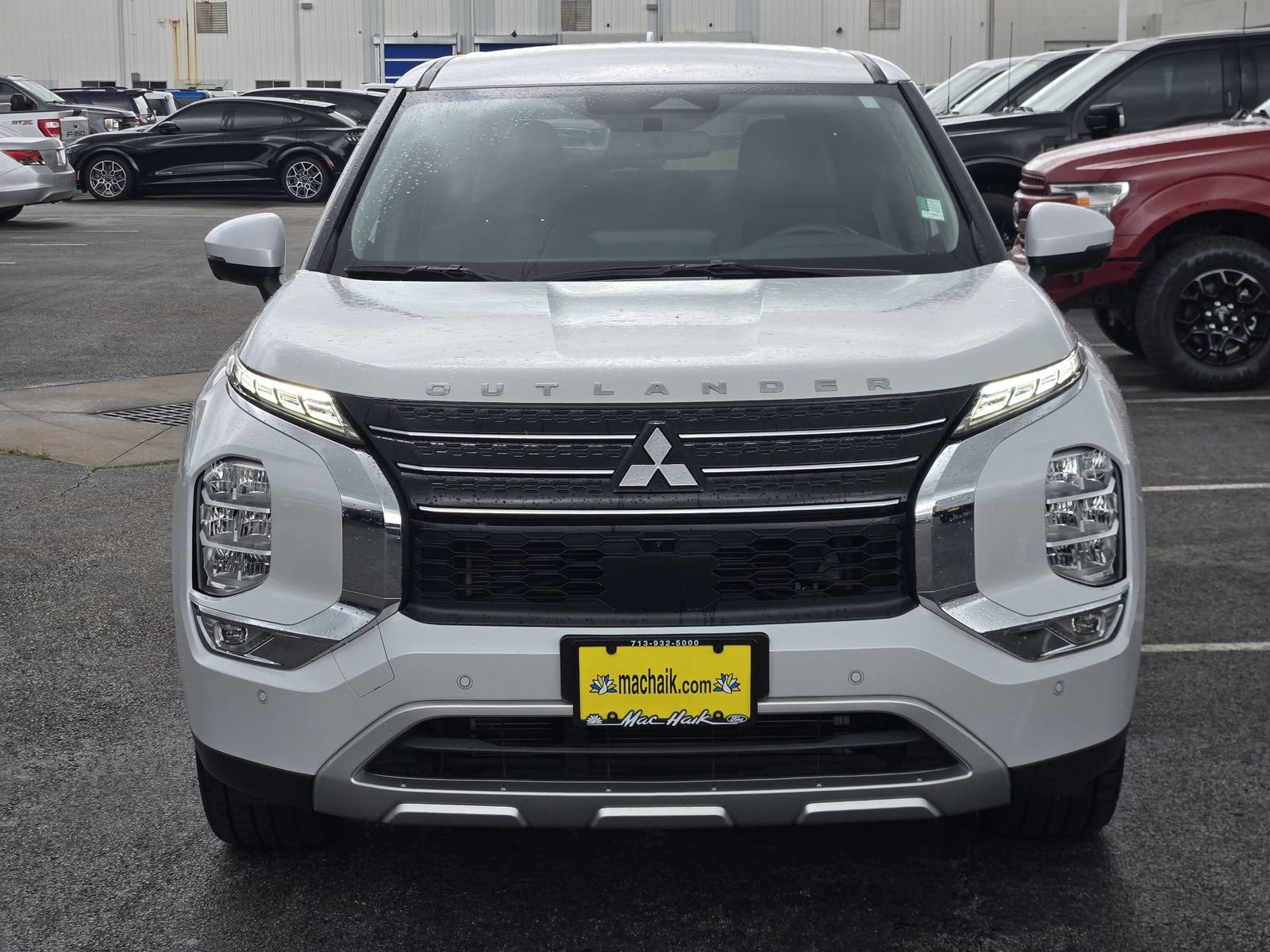 Used 2024 Mitsubishi Outlander SE image 2