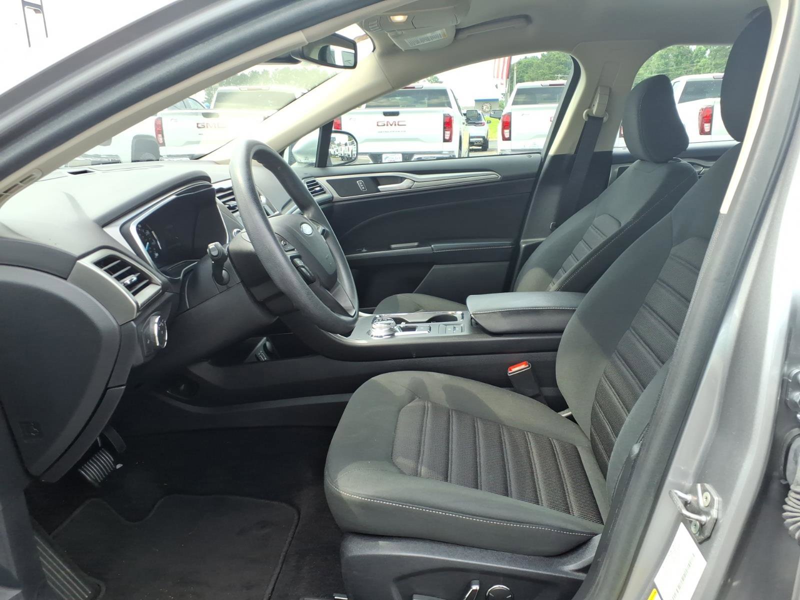 Used 2020 Ford Fusion SE FWD image 18