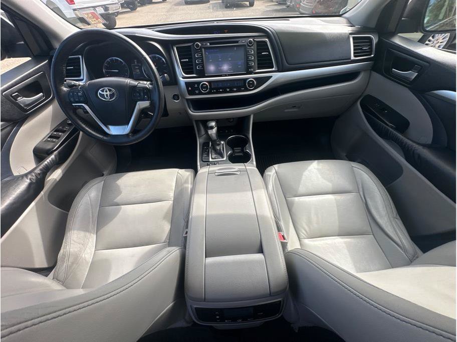 Used 2014 Toyota Highlander XLE AWD/4WD image 18