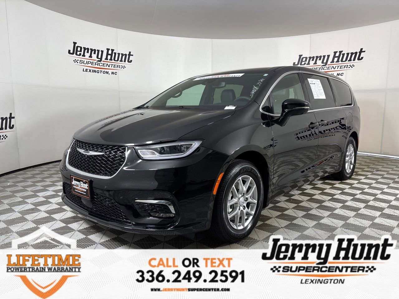 Used 2025 Chrysler Pacifica Select