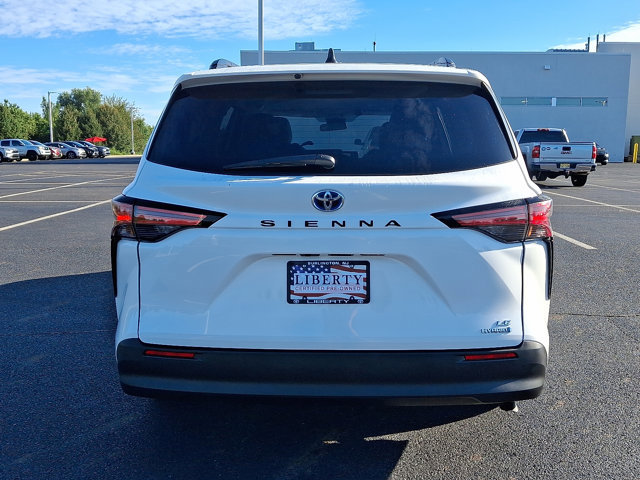 Used 2022 Toyota Sienna LE image 5