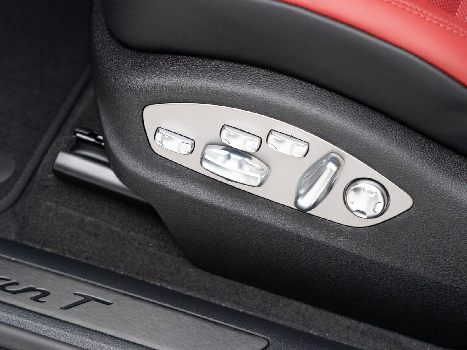 New 2026 Porsche Macan image 16