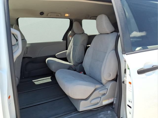 Used 2020 Toyota Sienna L FWD image 22