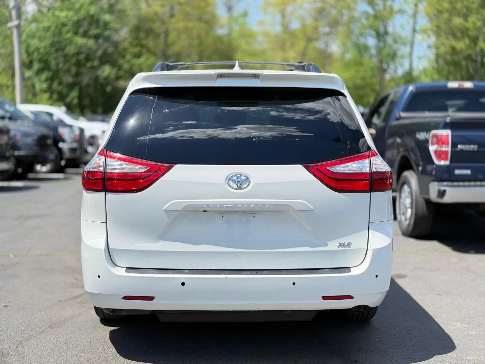 Used 2019 Toyota Sienna XLE w/ XLE Navigation Package FWD image 8
