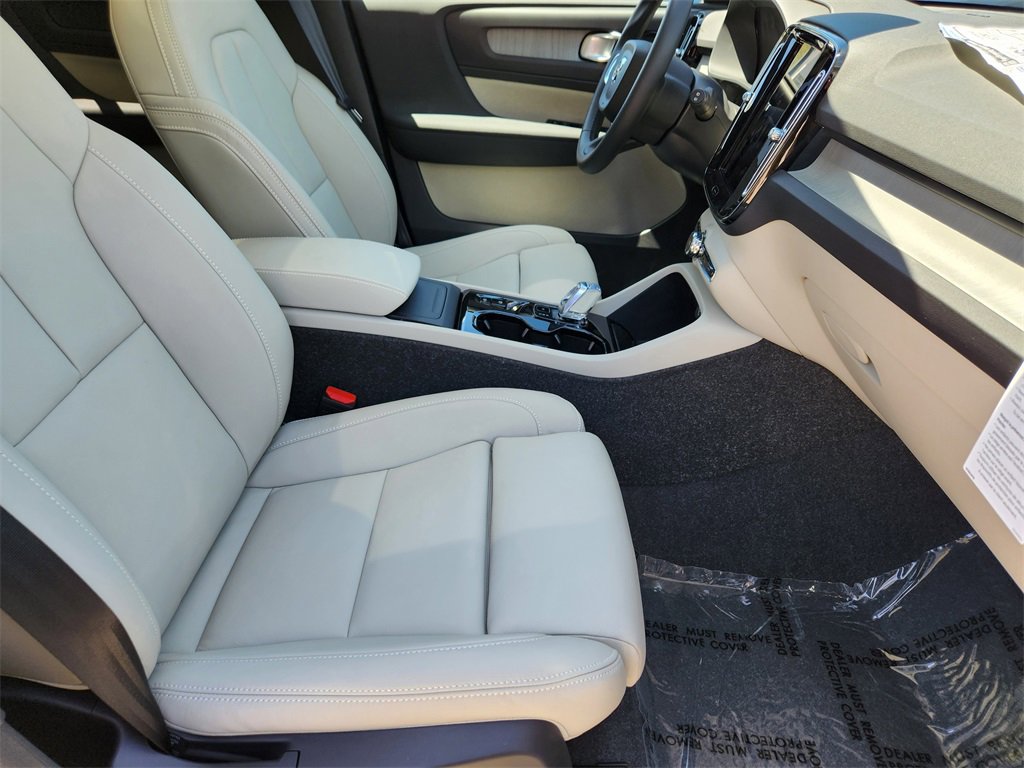 New 2025 Volvo XC40 B5 Ultra w/ Climate Package image 18