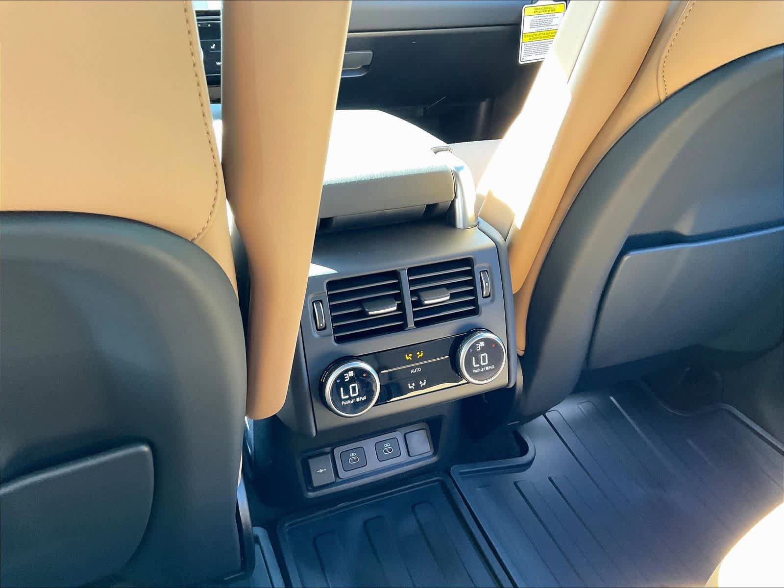 New 2025 Land Rover Discovery Dynamic SE image 16