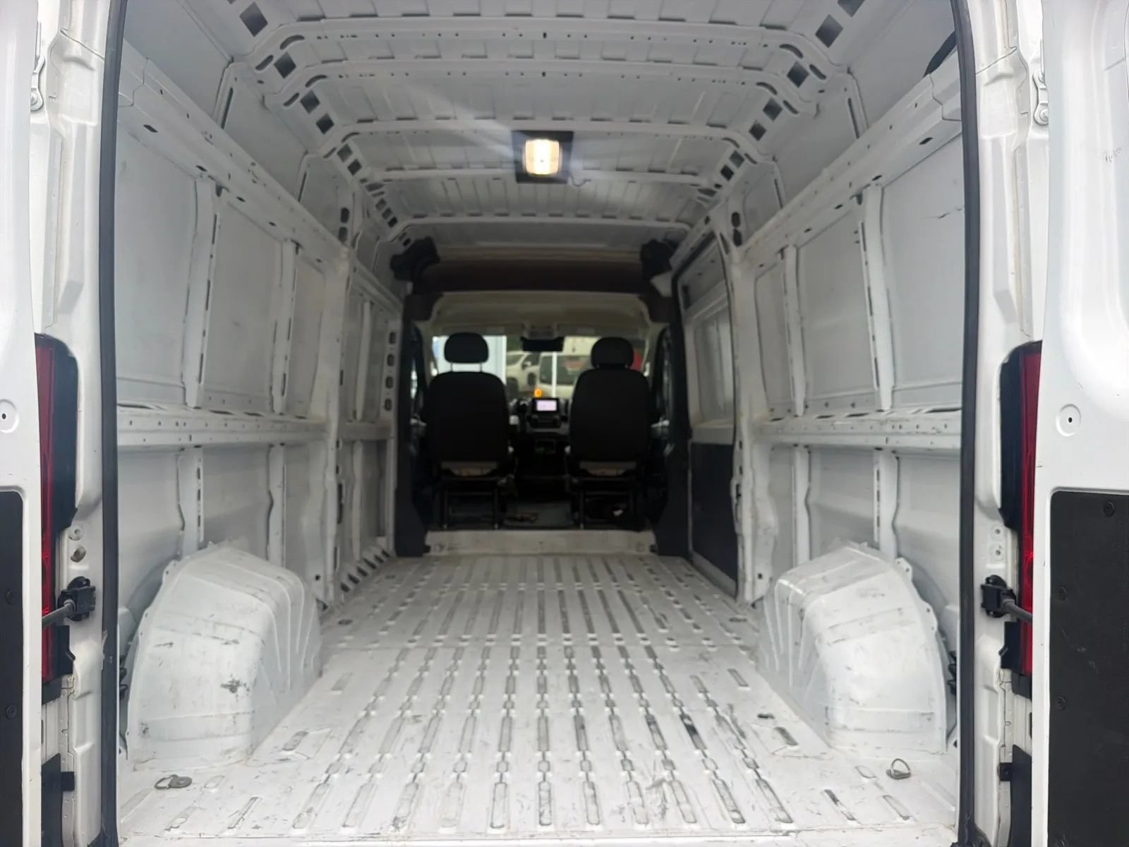 Used 2025 RAM ProMaster 2500 w/ Convenience Group FWD image 15