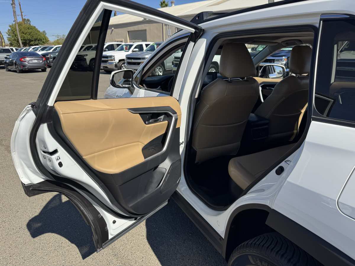 Used 2020 Toyota RAV4 XLE w/ Convenience Package AWD/4WD image 21