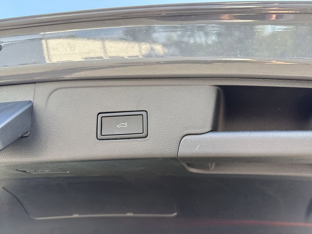 Used 2025 Volkswagen Atlas Cross Sport SE w/ Black Wheel Package image 43