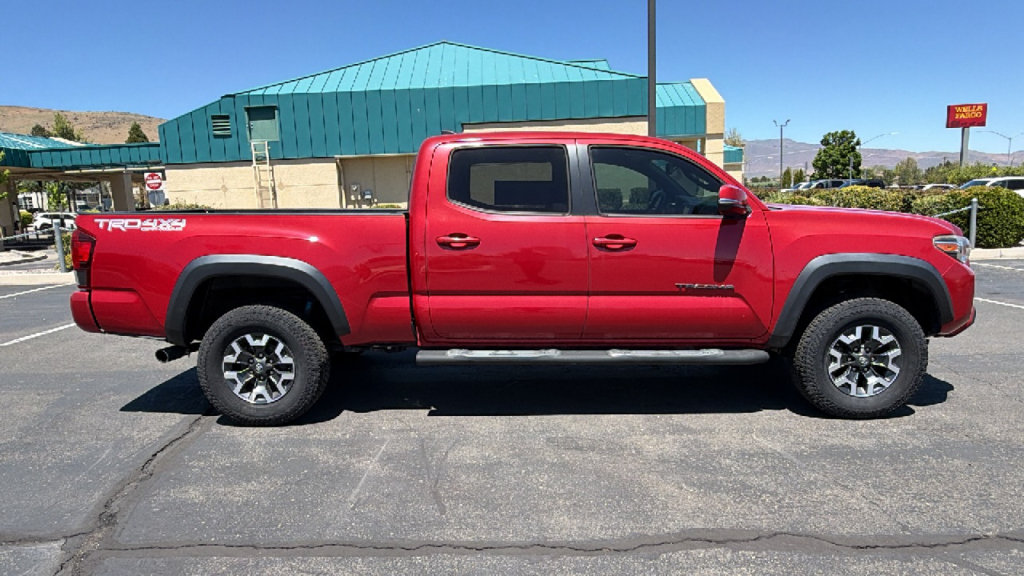 Certified 2018 Toyota Tacoma TRD Off-Road w/ Technology Package AWD/4WD image 2