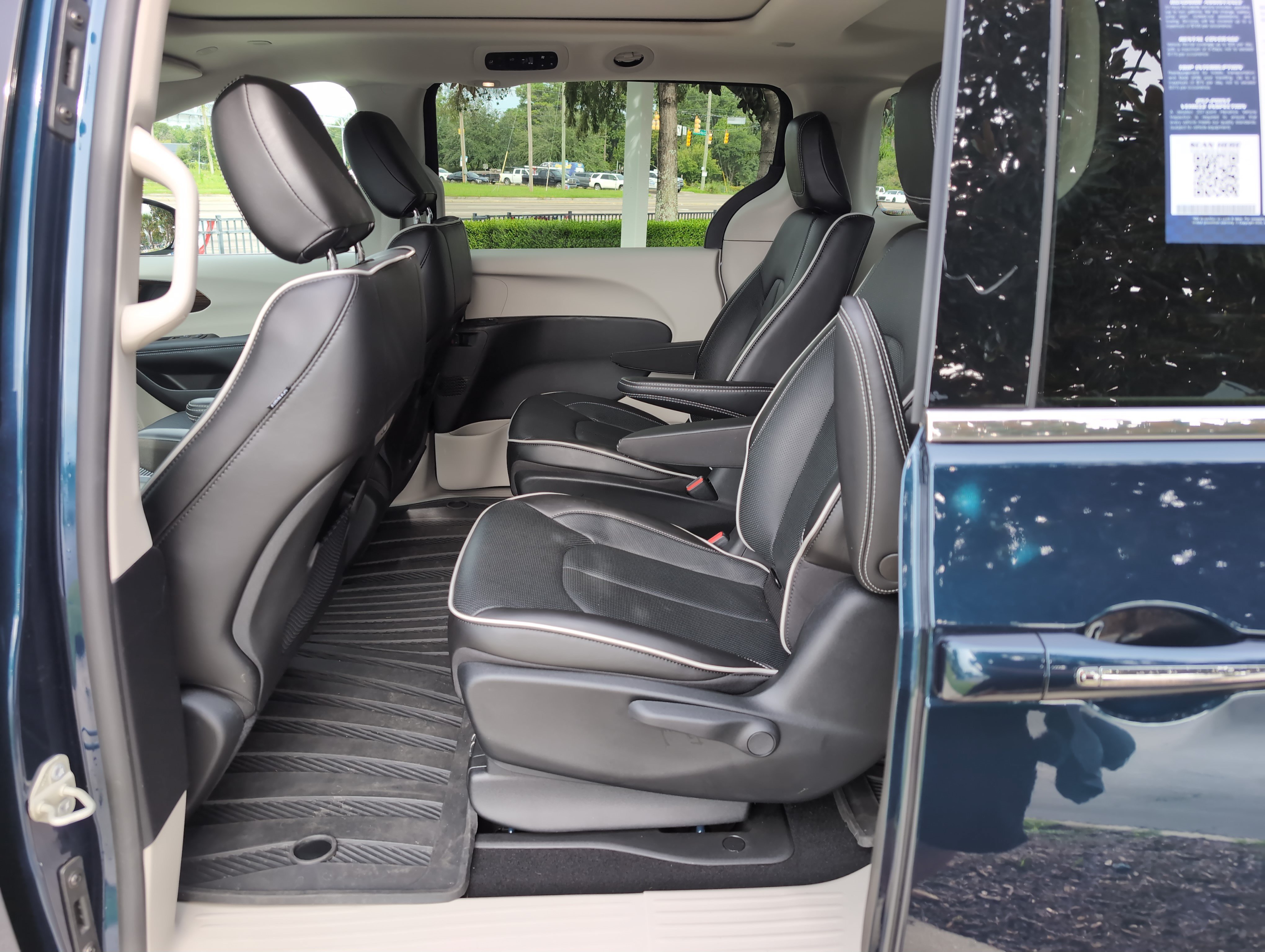 Used 2023 Chrysler Pacifica Limited FWD image 31