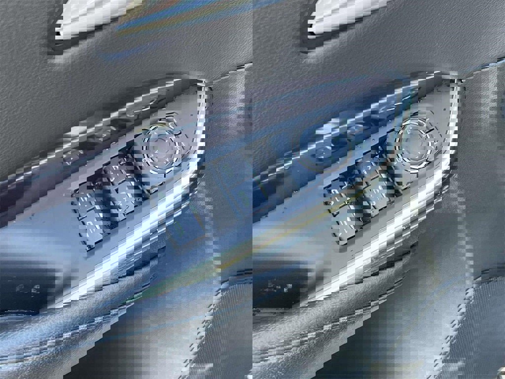 Used 2023 Cadillac XT4 Luxury w/ Cold Weather Package image 31