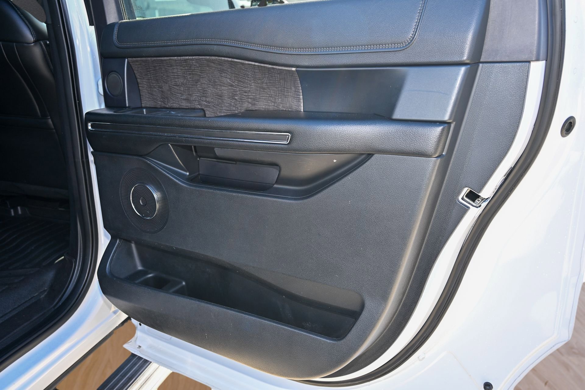 Used 2021 Ford Expedition Max Limited image 16