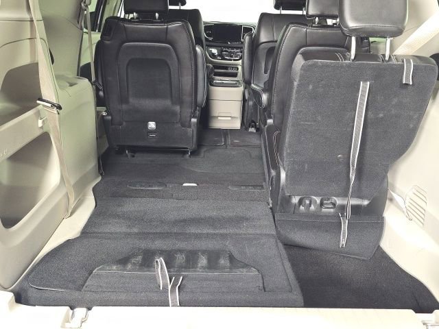 Used 2024 Chrysler Pacifica Touring-L image 28