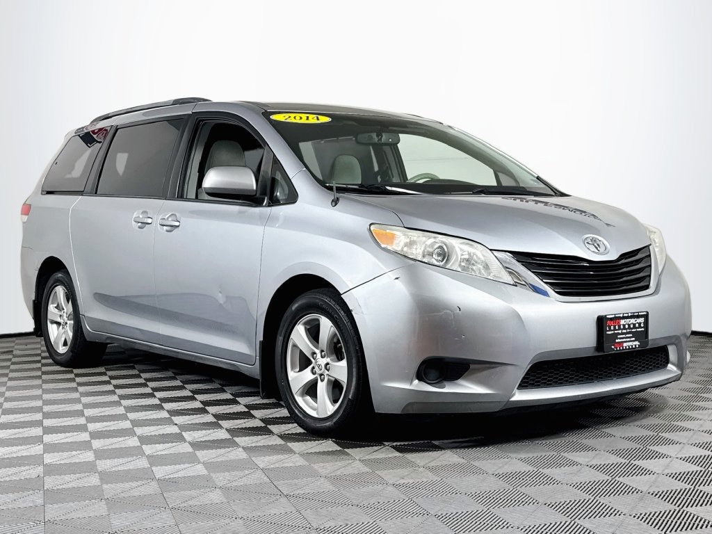 Used 2014 Toyota Sienna LE FWD image 1
