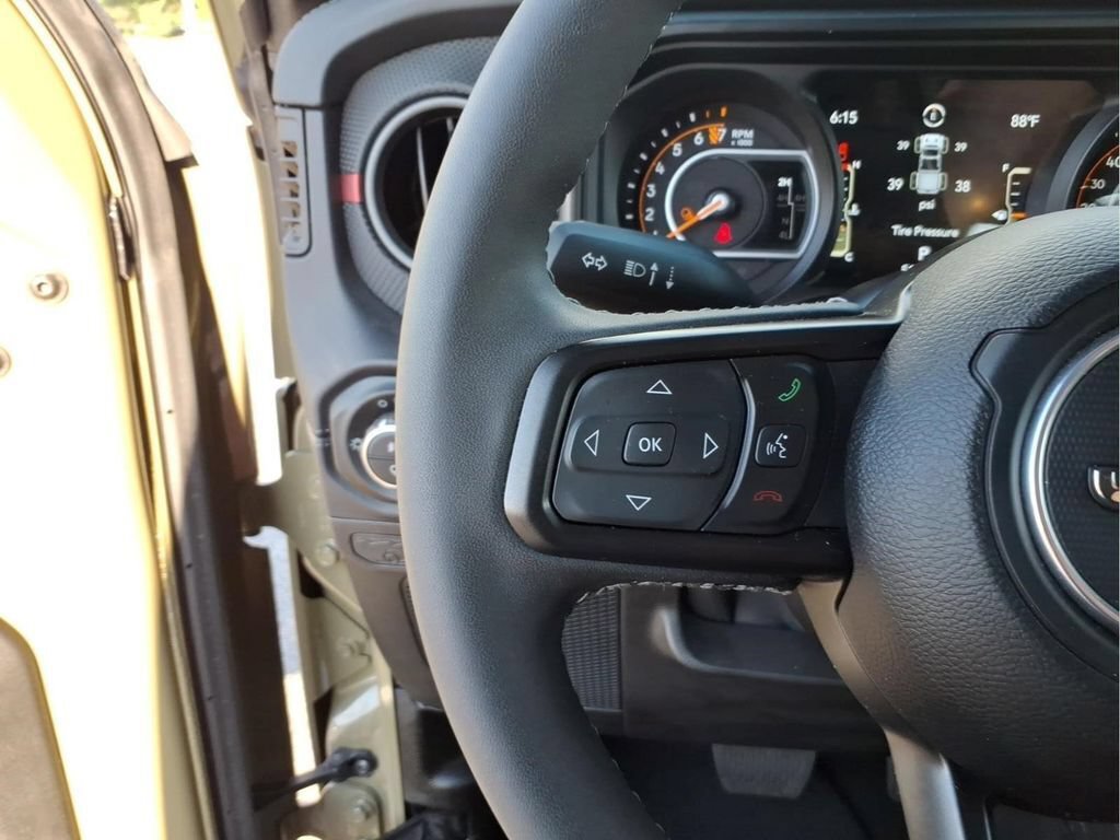 Used 2025 Jeep Gladiator Rubicon AWD/4WD image 24