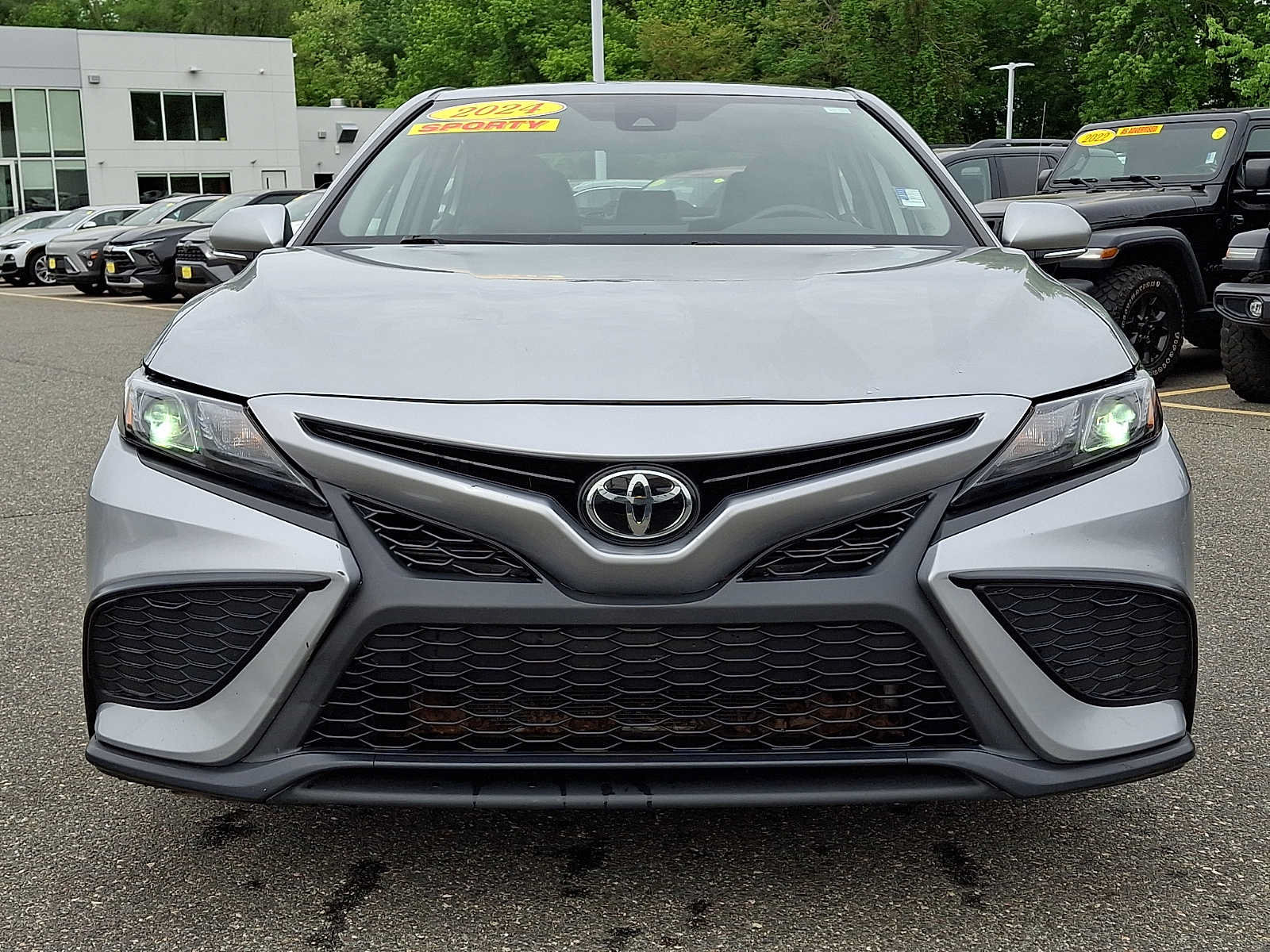 Used 2024 Toyota Camry SE FWD image 2