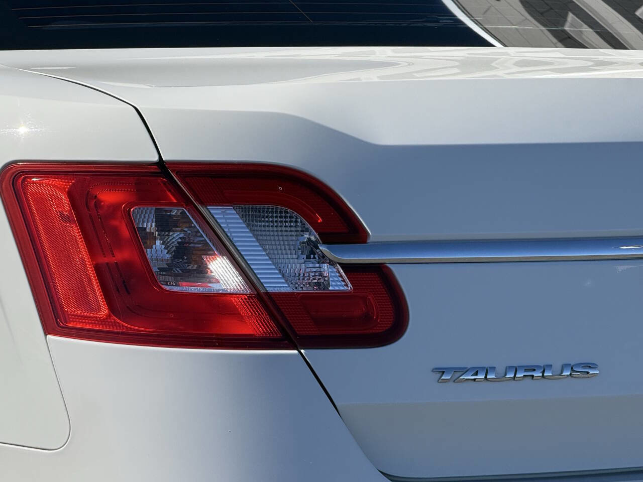 Used 2010 Ford Taurus SEL image 19