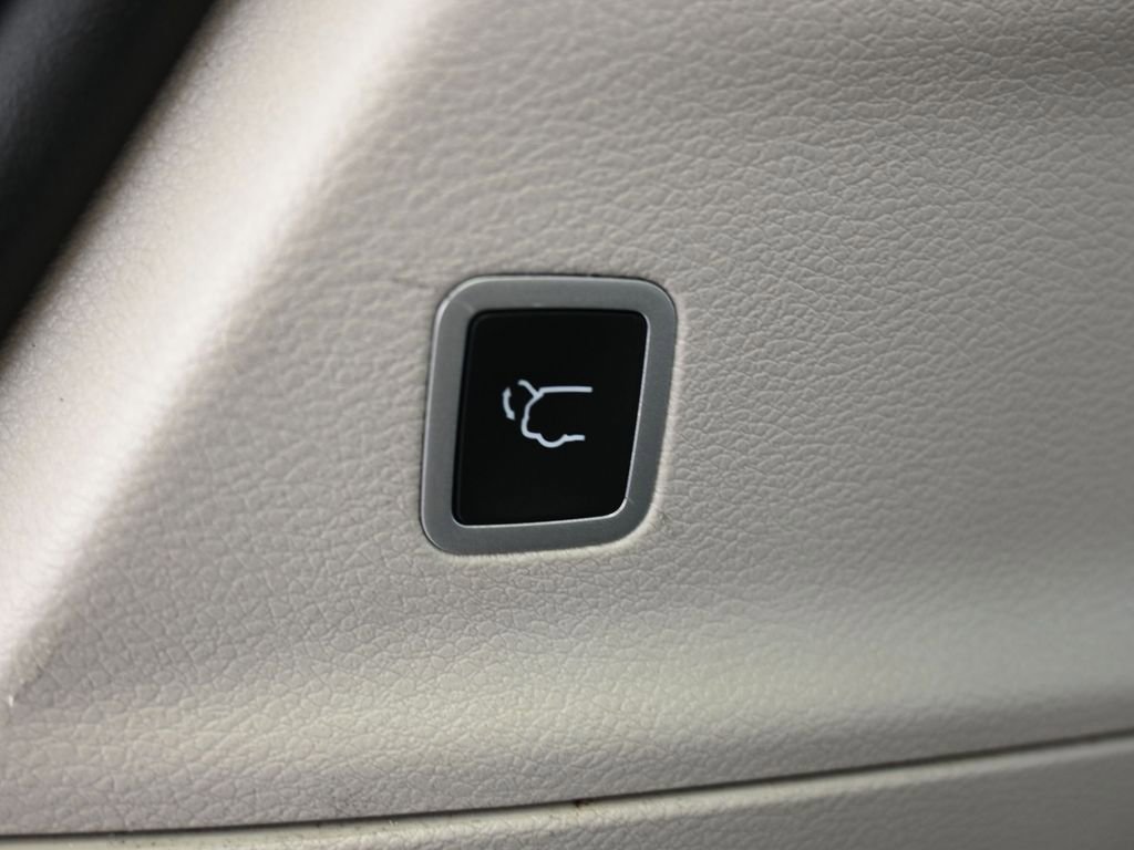 Used 2023 Chrysler Pacifica Touring-L image 39
