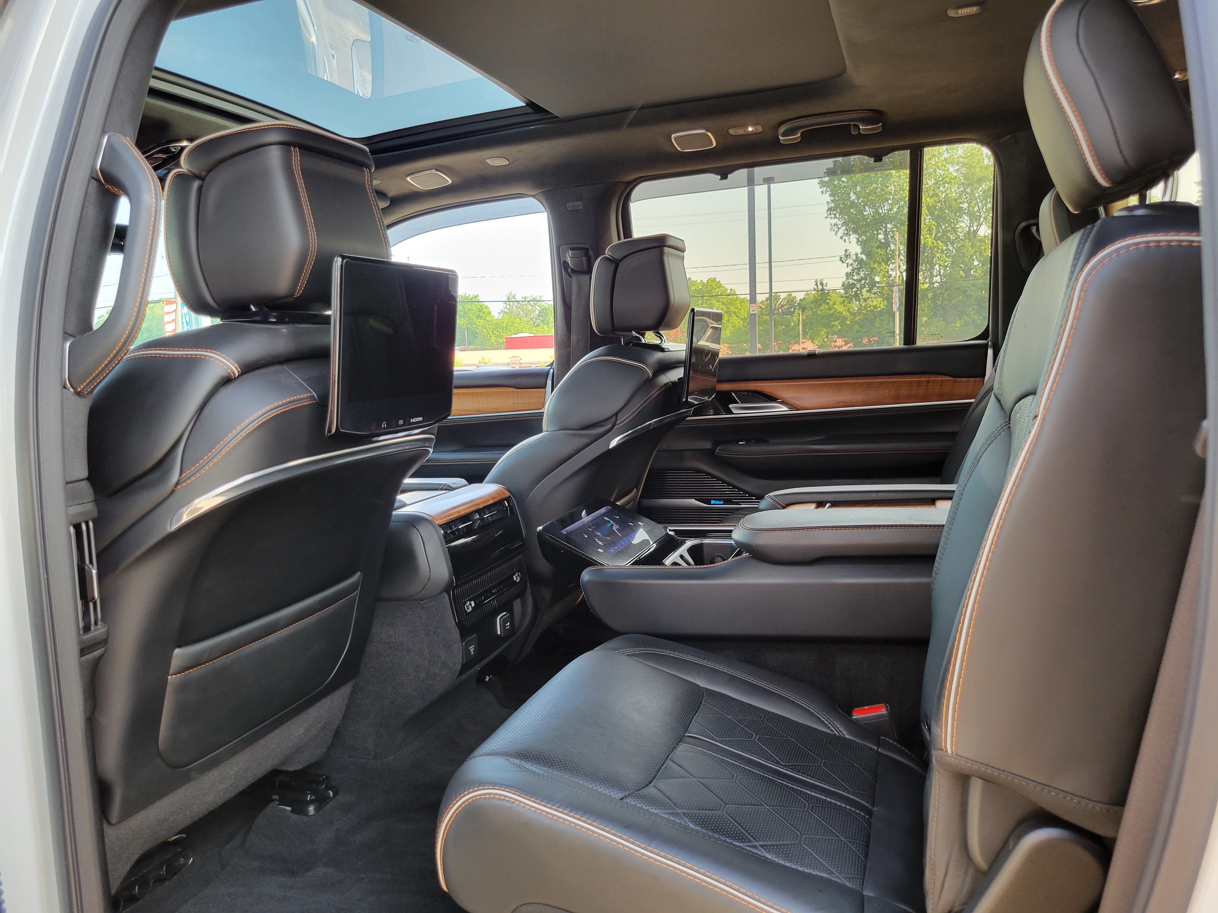 Used 2024 Jeep Grand Wagoneer Series III w/ Rear Seat Video Group 1 AWD/4WD image 18