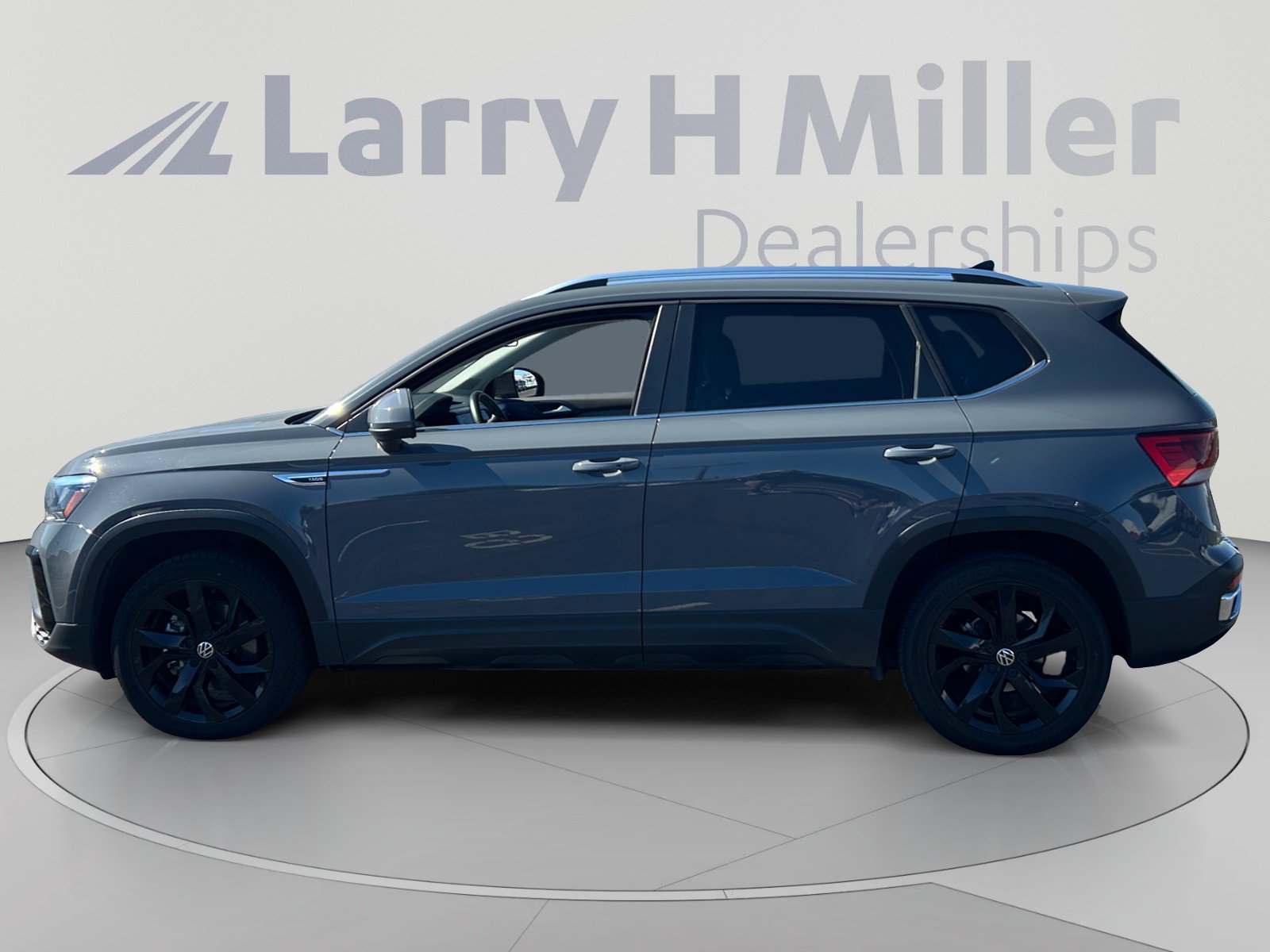 Used 2022 Volkswagen Taos SE FWD image 2